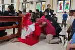 Umat-melakukan-prosesi-cium-salib-dalam-perayaan-Jumat-Agung.jpg