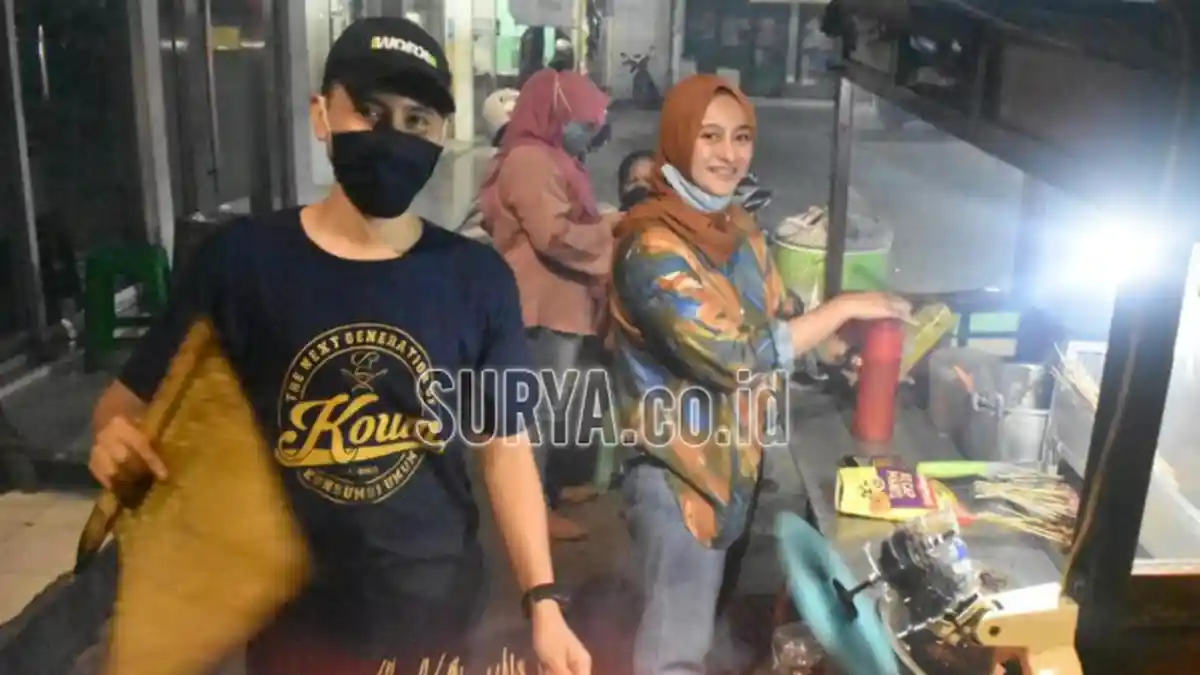 Viral di TikTok, Dagangan Sate Amel Bareng Kekasihnya di Gresik Ludes dalam Waktu 2 Jam