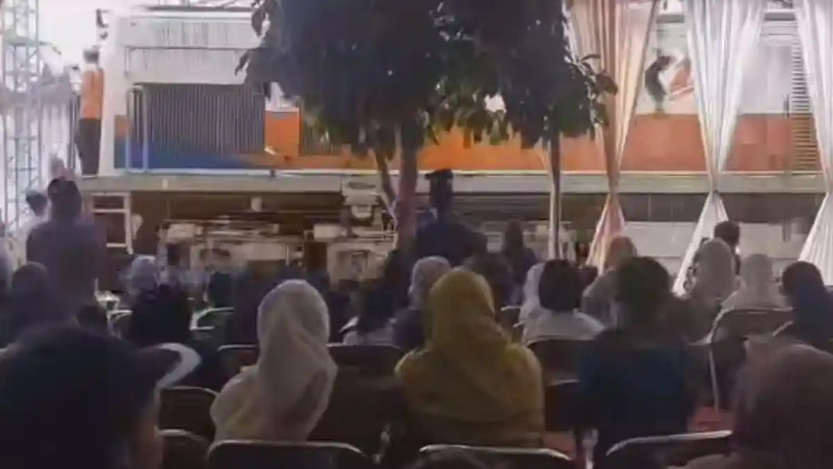 Video Kereta Api Membelah Acara Hajatan di Cilacap Viral, Masinis Ikut Joget. Begini Ceritanya