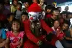 Badut Berikan Trauma Healing Kepada Anak-anak Korban Banjir