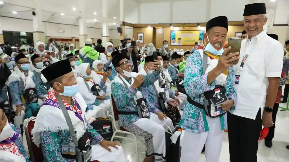Terharu Kisah Calhaj Penjual Nasi Pecel Asal Pati, Ganjar: Tak Dongakke Mabrur Nggih, Bu . . .