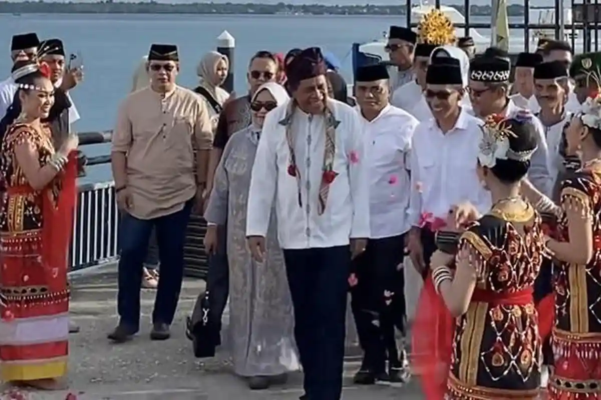 Momen Haru Wakil Gubernur Sulawesi Tenggara Hugua Pertama Kali Kunjungan ke Wakatobi Usai Dilantik