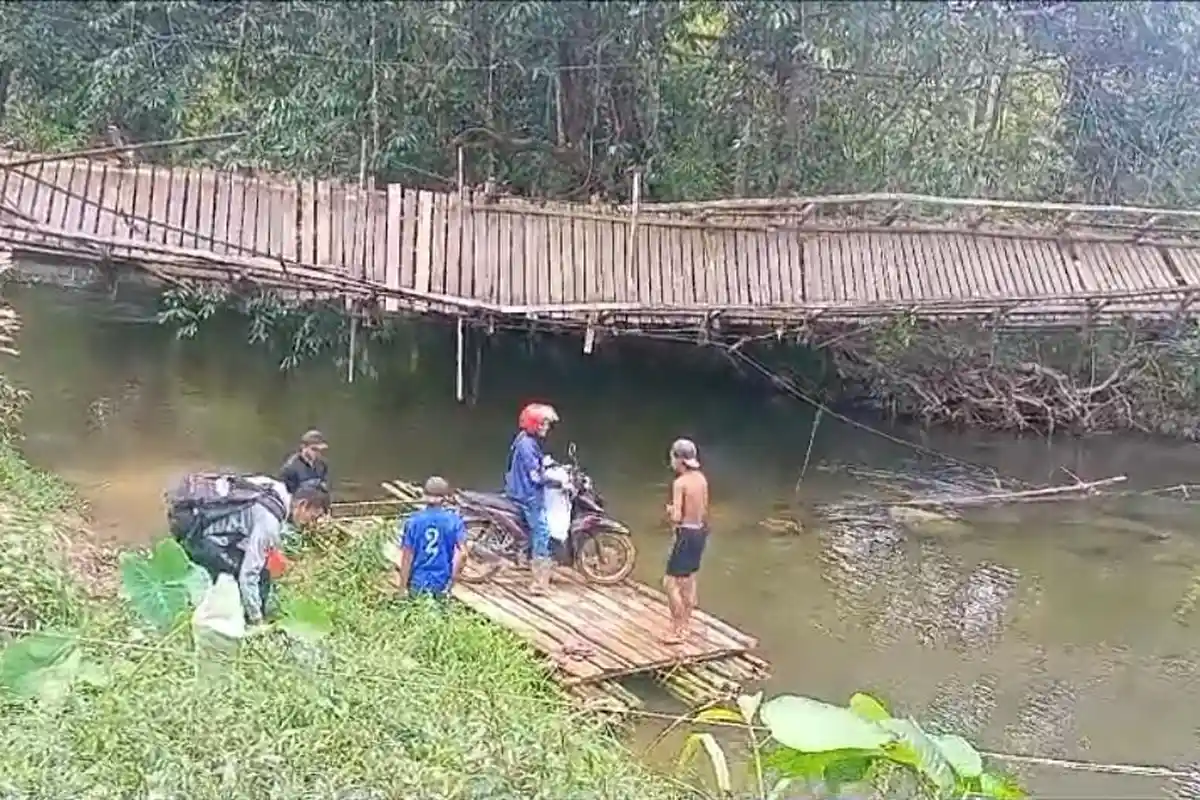 Dinas PU Sintang Akan Turunkan Tim Tinjau Jembatan Gantung Dusun Lebuk Lebang yang Ambruk