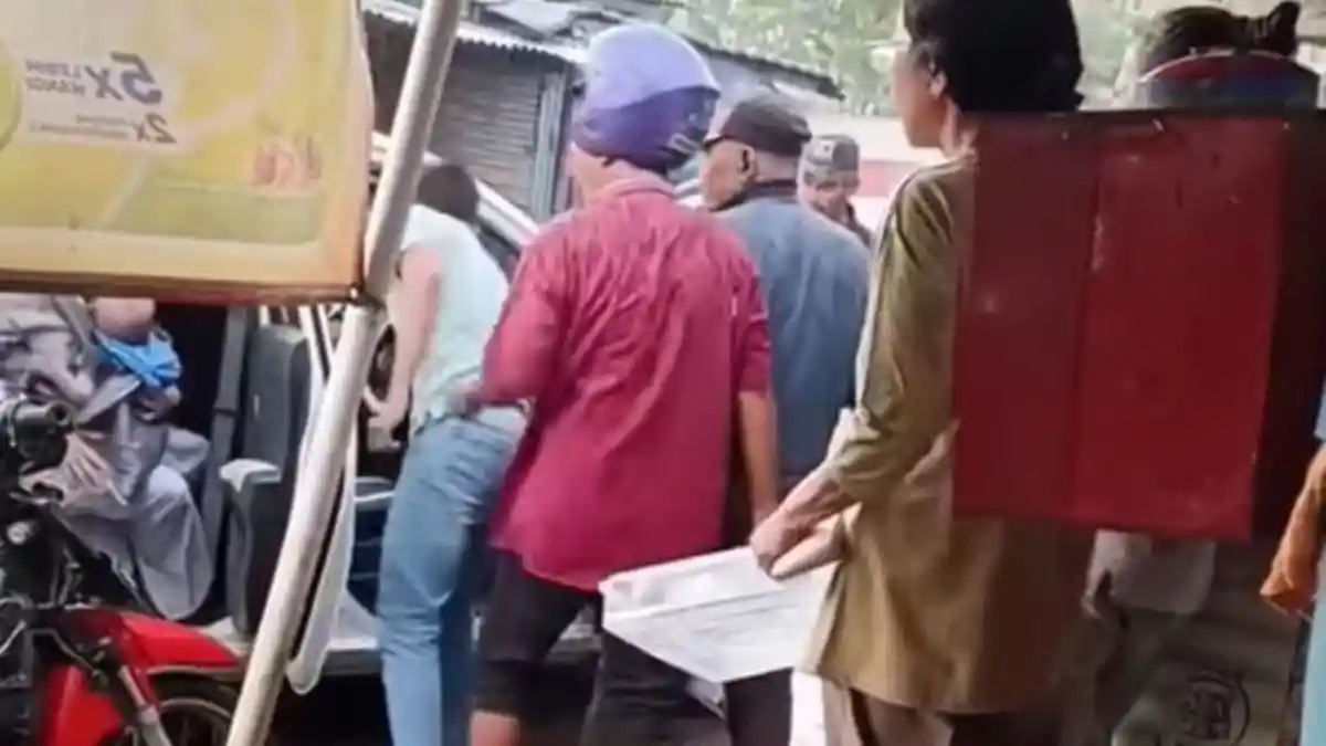 Pilu Ibu Gendong Bayi Diturunkan Paksa Opang dari Taksi Online di Tigaraksa Saat Hujan Deras