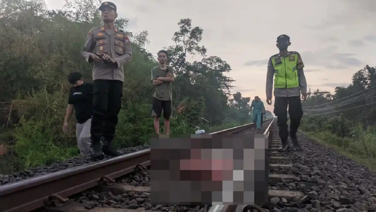 Pria Bercelana Loreng Tewas Tertabrak Kereta Api di Tulungagung, Sempat Terseret 100 Meter