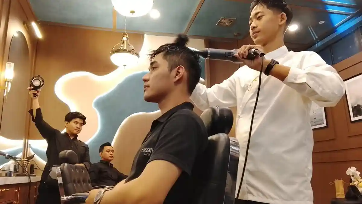 Asyiknya Potong Rambut di Lux Grooming House Kediri, Barbershop dan ...