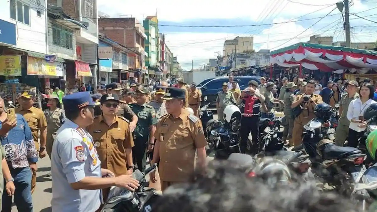 Parkiran di Pusat Pasar Kabanjahe Semrawut, Bupati Usulkan Pedagang Tak Bawa Kendaraan Pribadi