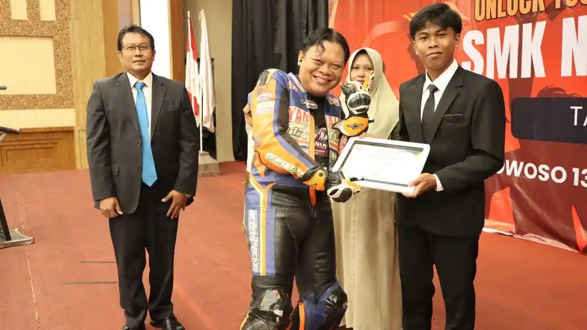 Kepsek Nyentrik di Bondowoso Pakai Wearpack Balap Saat Wisuda, Ada Pesan Menyentuh