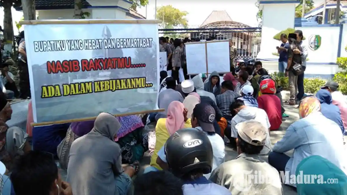 Ratusan Warga Desa Banjar Talela Kepung Kantor Pemkab Sampang, Bawa Poster hingga Keranda Mayat