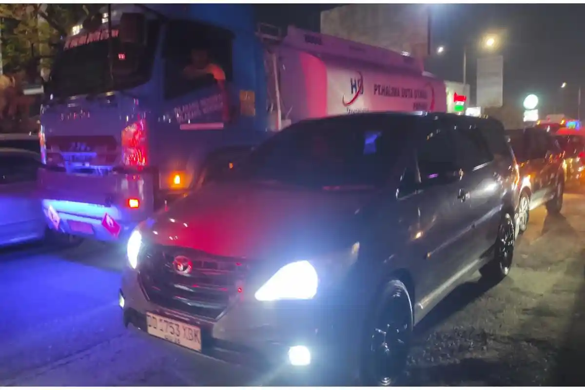 Mahasiswa Tutup Pintu 1 Unhas Malam Ini, Pengendara Terjebak di Jl Perintis