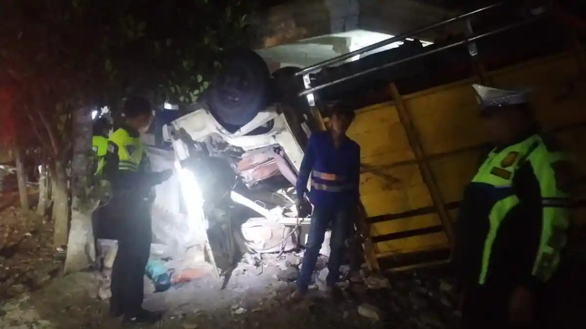 Truk Muat 30 Penumpang Rem Blong Tabrak Rumah Warga di Malang, 2 Orang Tewas