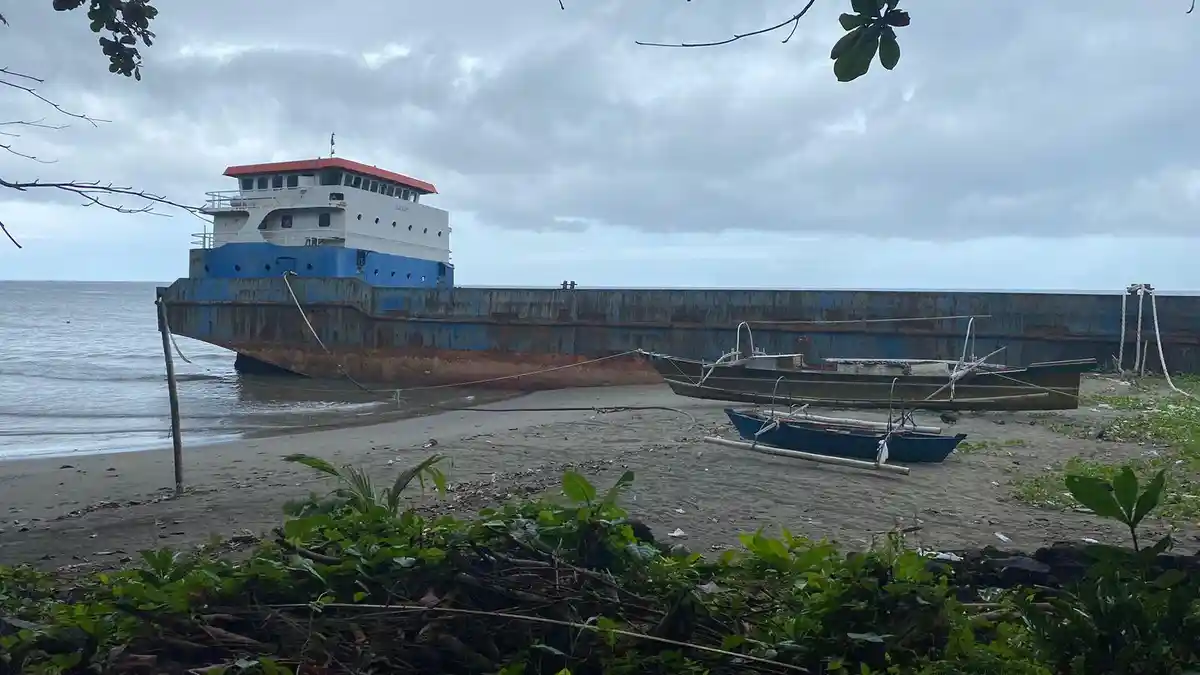 Kapal Bulker Terdampar di Pantai Bulo, Warga Tateli Weru Keluhkan Dampak Lingkungan dan Pariwisata