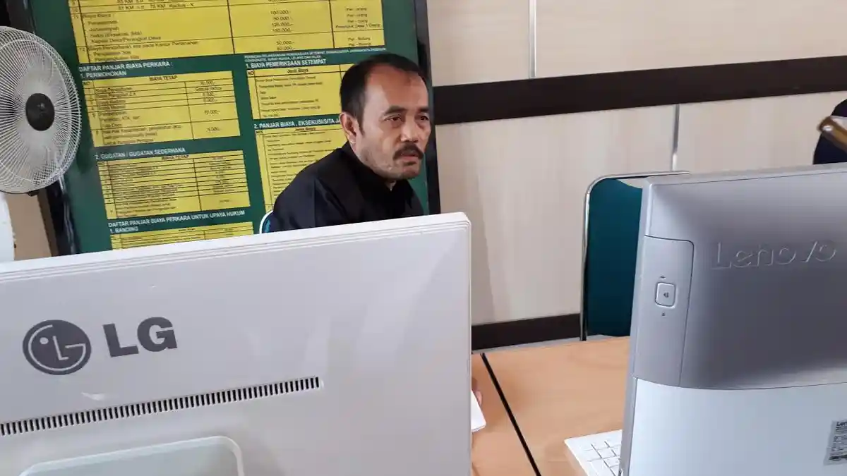 Dijerat 12 Tahun, Putra Wakil Bupati Maros Hanya Dituntut 8 Bulan di PN - mengecek-nomor-register-perkara-putra-bungsu-wakil-bupati-maros_20181017_154119.jpg