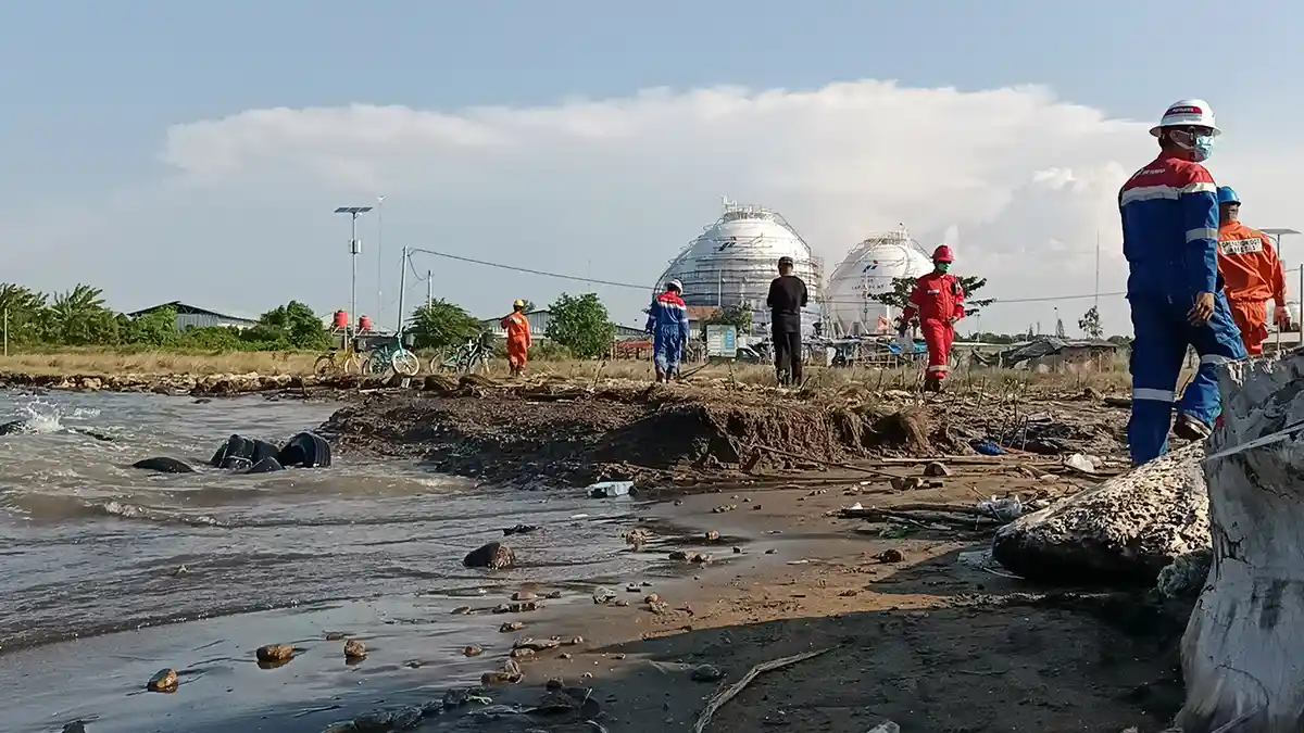 Ceceran Hitam Diduga Minyak Mentah Ancam Objek Wisata Pantai Balongan Indah Indramayu