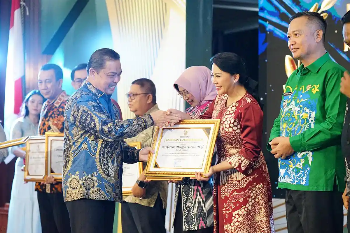 Bupati Landak Raih 2 Penghargaan Keterbukaan Informasi Publik