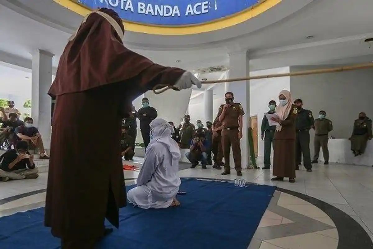 Satu Wanita dan Dua Pria di Aceh Tamiang Jalani Hukuman Cambuk, Masing-masing 100 Kali