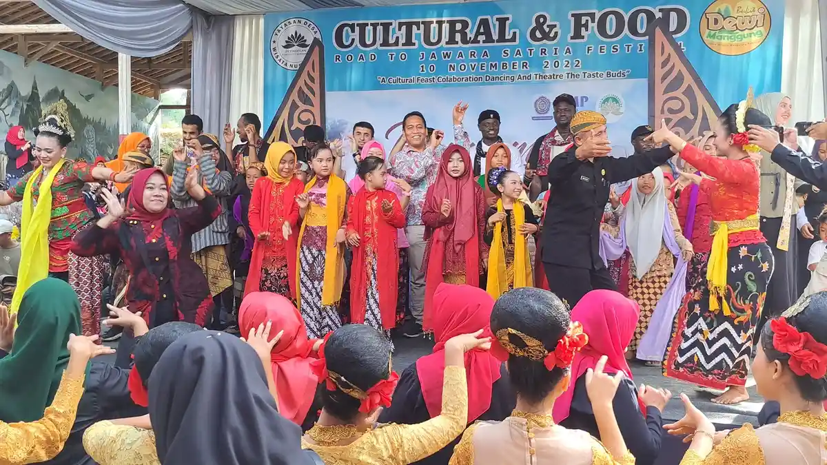 Ratusan Mahasiswa Asing Dari 16 Negara Berjoget Lengger Saat Summer Course