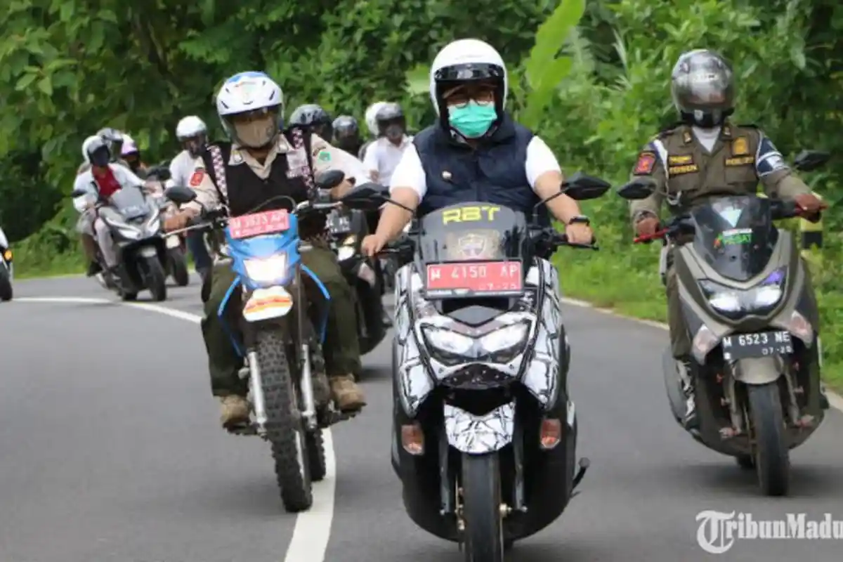 Bupati Pamekasan Keliling 7 Kecamatan Naik Motor, Pantau Langsung Kondisi Jalan Raya yang Dibangun