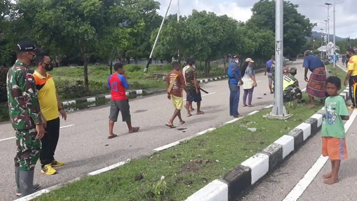 Realisasikan Program Kapolri, Polsek Insana Utara Giat Tanam Pohon Bersama Warga