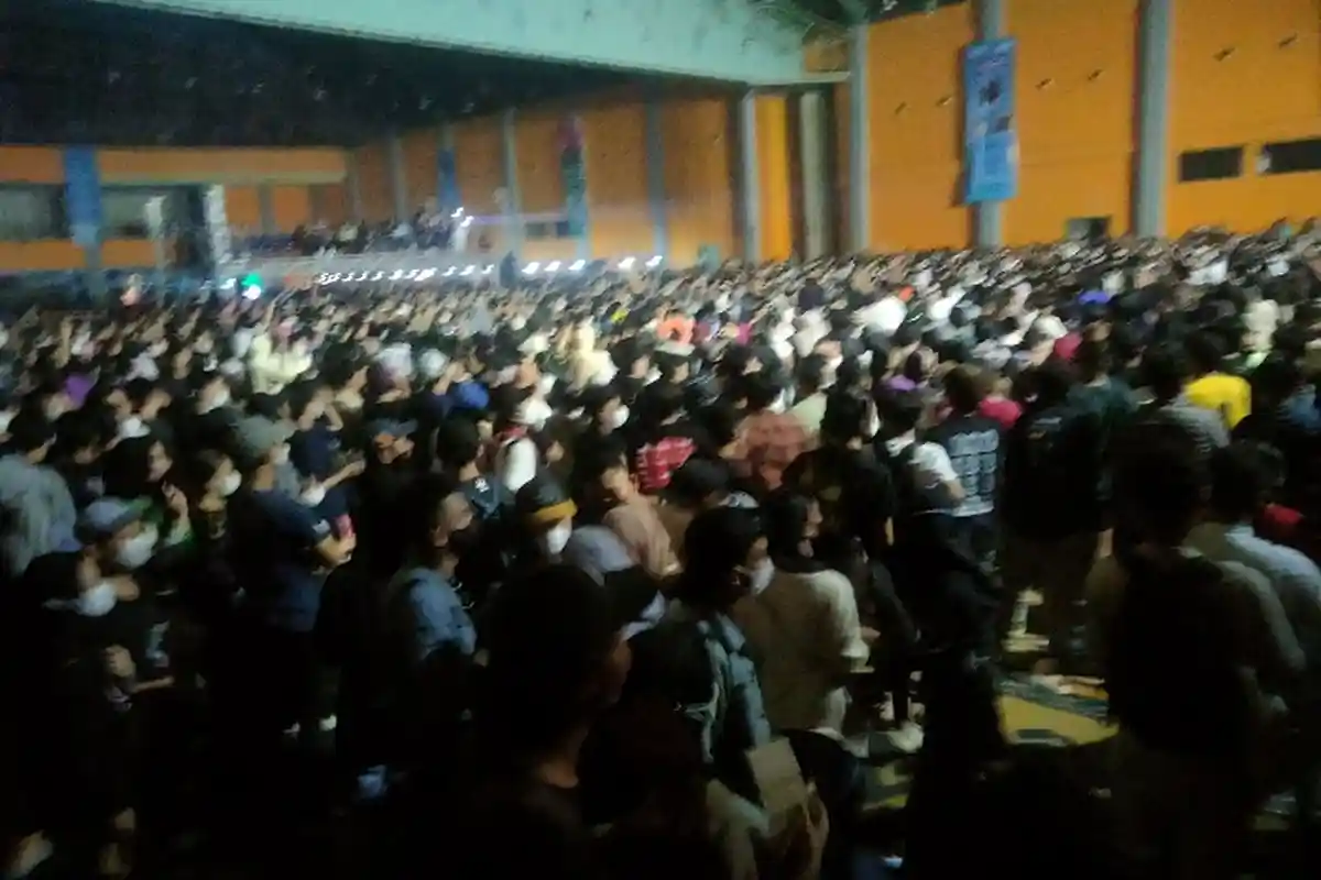 Tak Hanya Diteriaki, Satpol PP Makassar Dihujani Lemparan Botol Saat Bubarkan Konser Musik di CCC