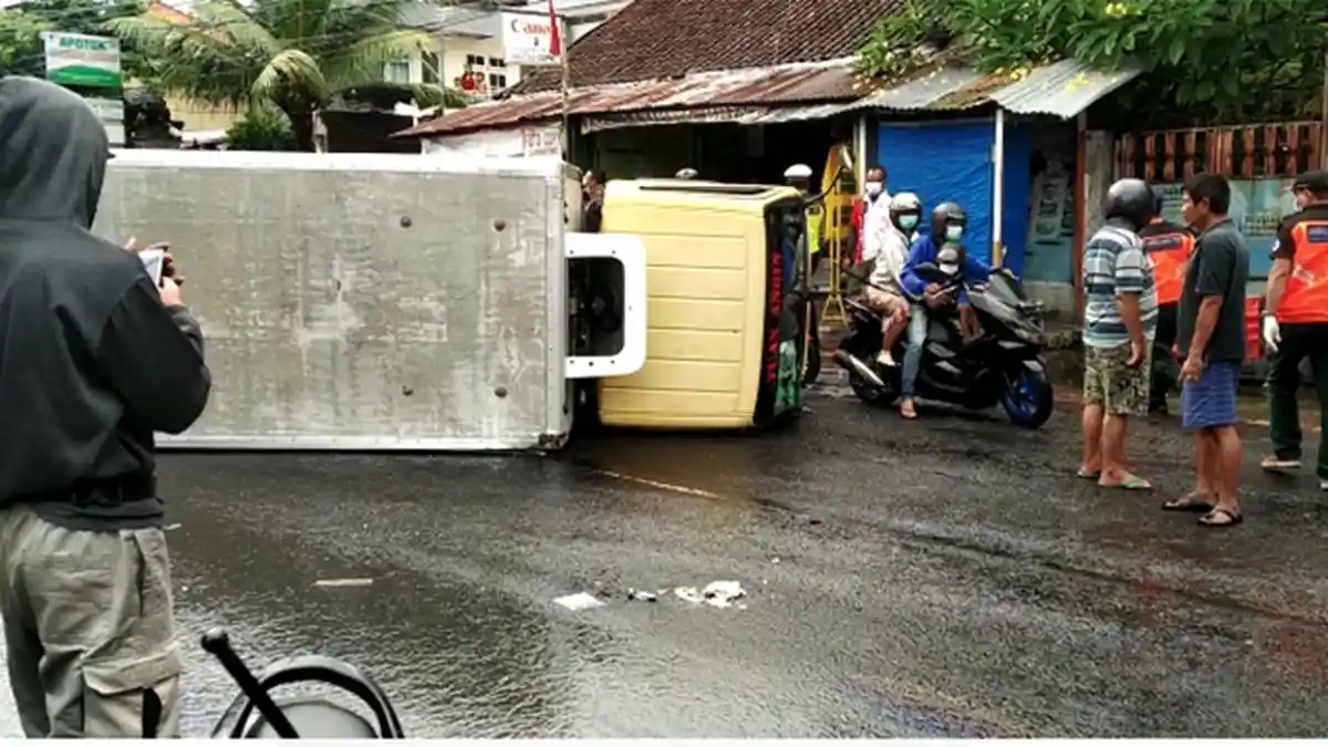 BREAKING NEWS: Truk Box Terguling di Jalan Gunung Agung Denpasar, Penuhi Badan Jalan hingga Macet