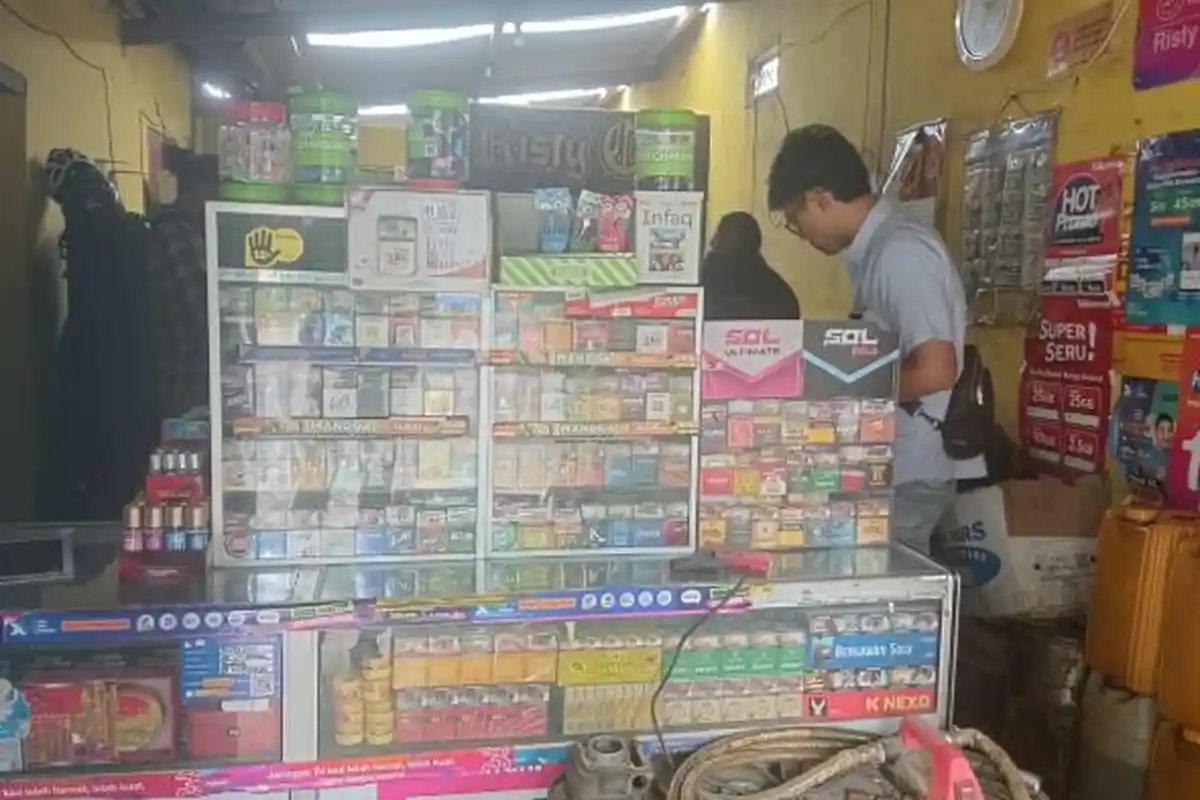 Toko Kelontong di Kediri Kena Razia Bea Cukai, Sembunyikan Rokok Ilegal di Lemari Baju