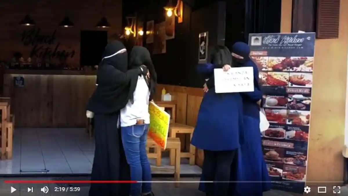 Video Eksperimen Sosial - Usai Tragedi Bom, Perlakuan ke Wanita Ini Bikin Merinding