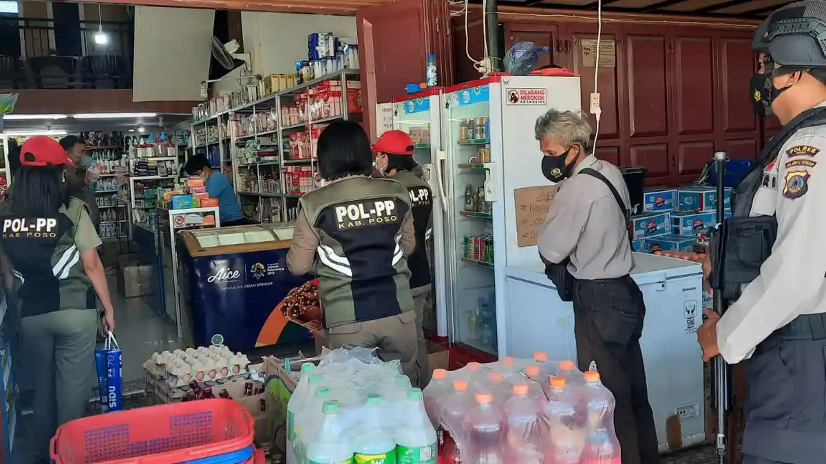 TNI-Polri dan Satpol PP Periksa Protokol Kesehatan dan Bagikan Masker Gratis di Poso
