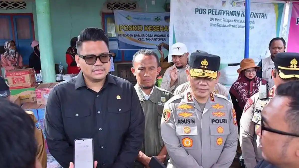 Kapolda Sulteng Dampingi Wakil Ketua MPR RI Salurkan Bantuan Korban Banjir di Desa Wombo
