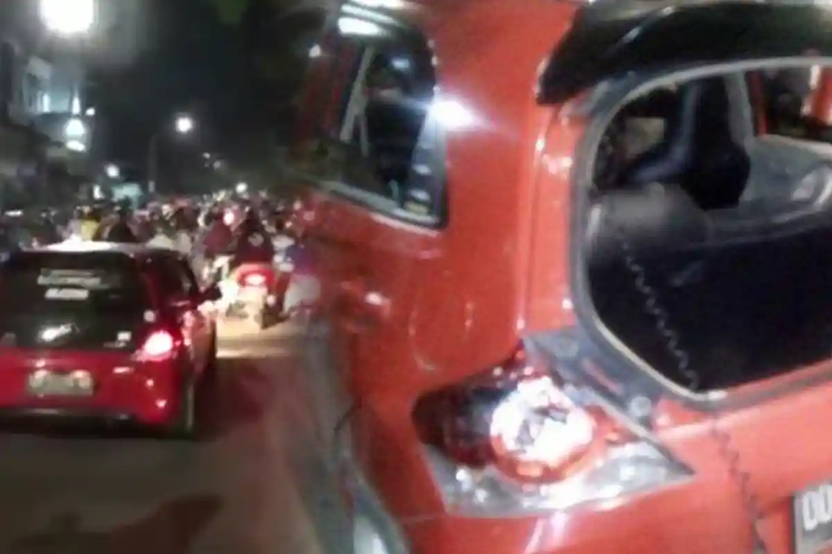 Gara-Gara Suara Mobil Terlalu Kencang, Pengemudi Dikeroyok hingga Masuk RS