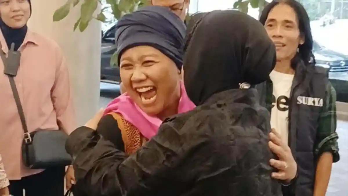 Luluk dan Risma Saling Berpelukan Saat Hadiri HUT Surya ke 35, Saling ...