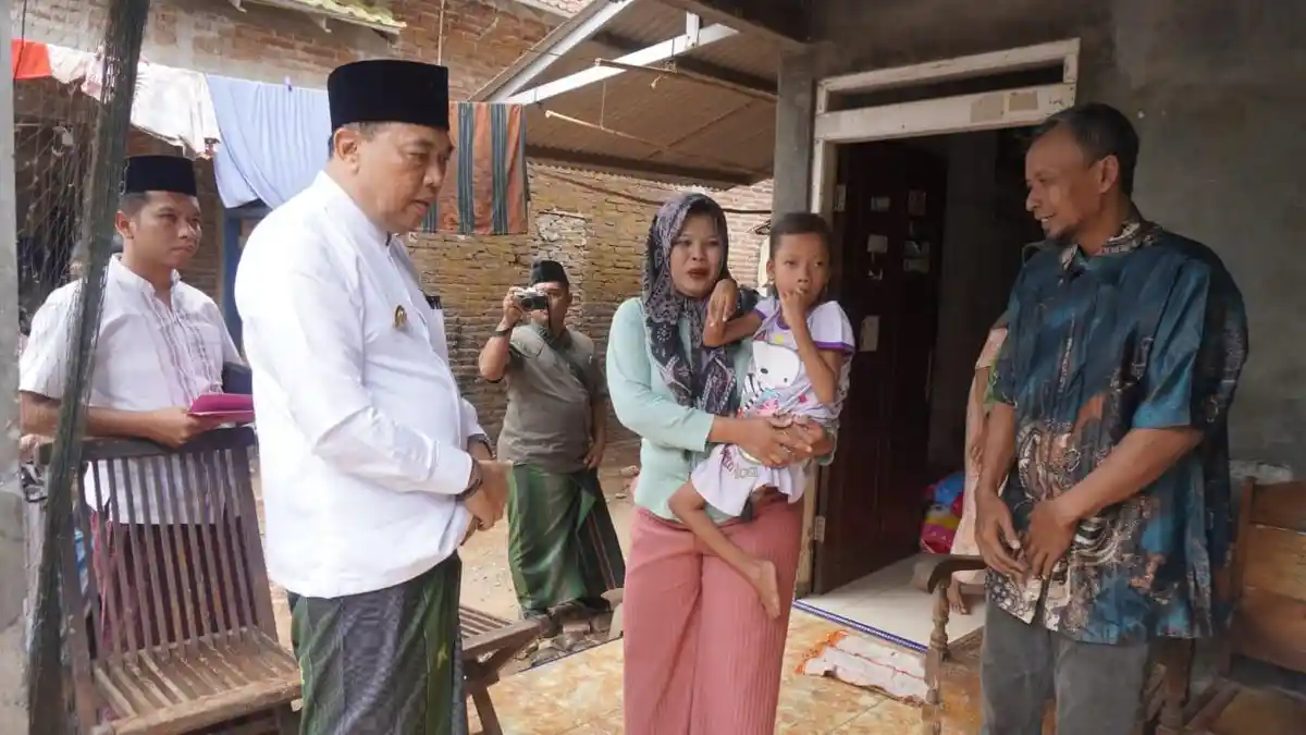 Keliling Jenguk Warga yang Sakit, Pj Bupati Jepara Berikan Bantuan Pengobatan