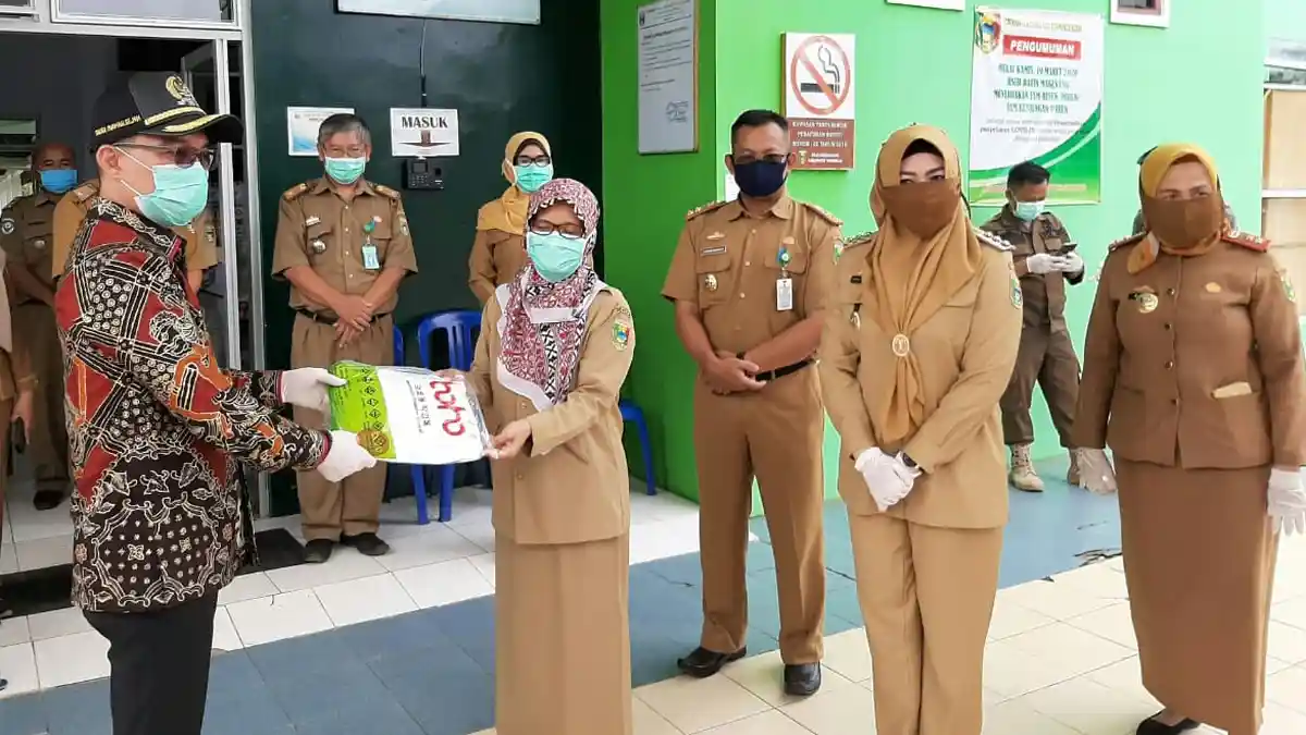 Anggota DPRD Lampung Sumbang APD ke RSUD Kota Agung
