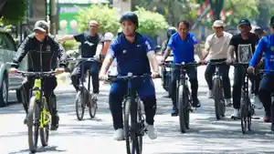 NAIK-SEPEDA-Bupati-Pangkep-Muhammad-Yusran-Lalogau-bersepeda-dari-rumah.jpg