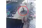 MALING-MOTOR-Terekam-CCTV-seorang-pria-berpakaian-ojek-online.jpg