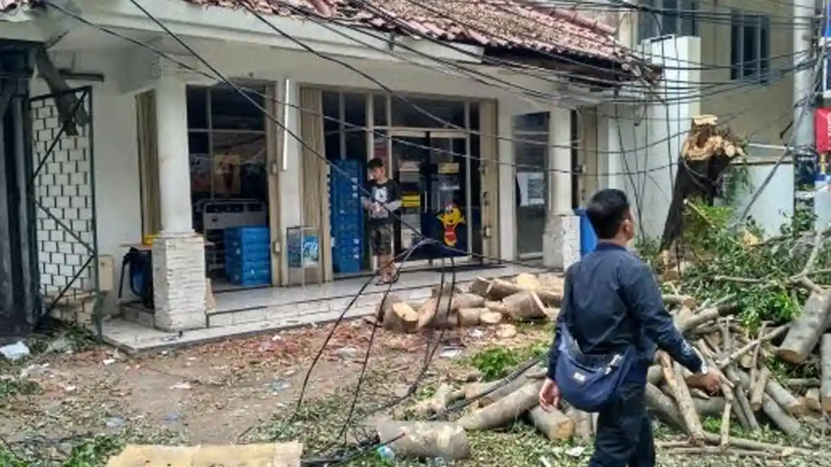 Sehari setelah Tertimpa Pohon Tumbang, Minimarket di Jalan Kebon Kacang Kembali Beroperasi