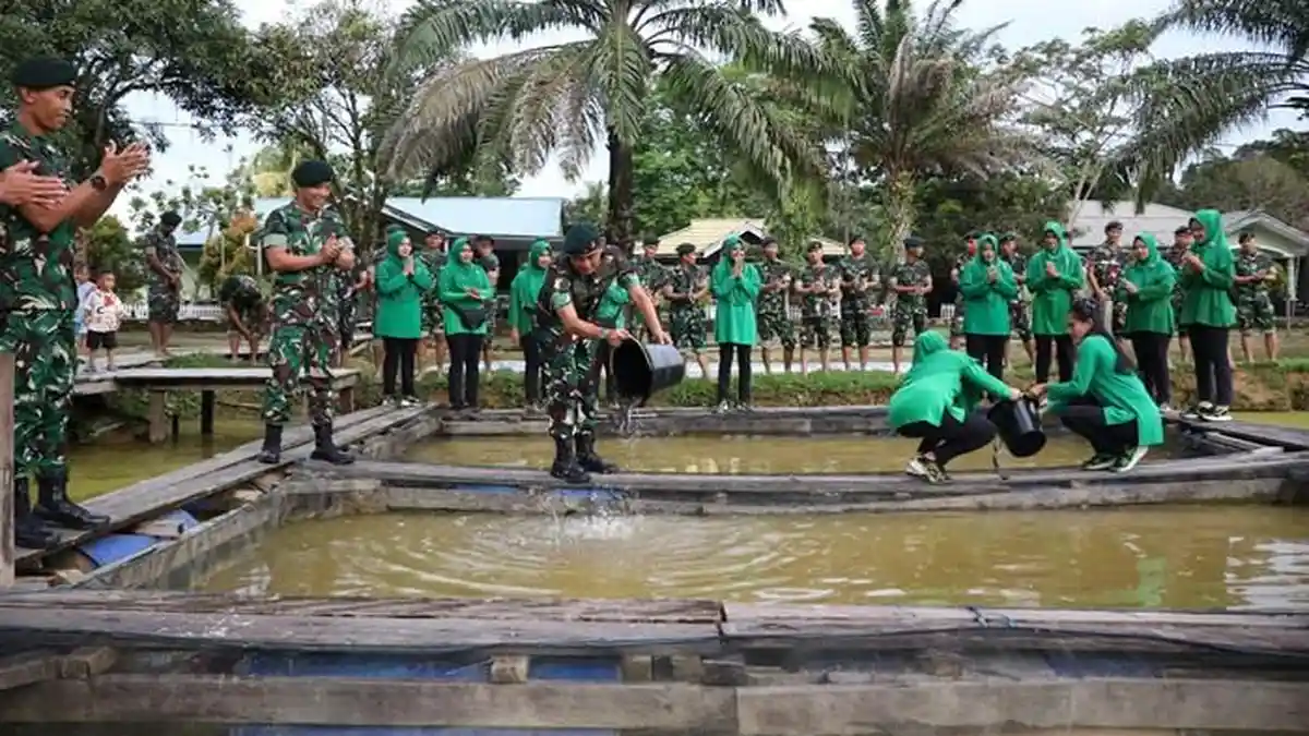 Dukung Program Asta Cita Presiden RI, Yonif 613 Raja Alam Tarakan Tanam Cabai dan Tebar Benih Ikan