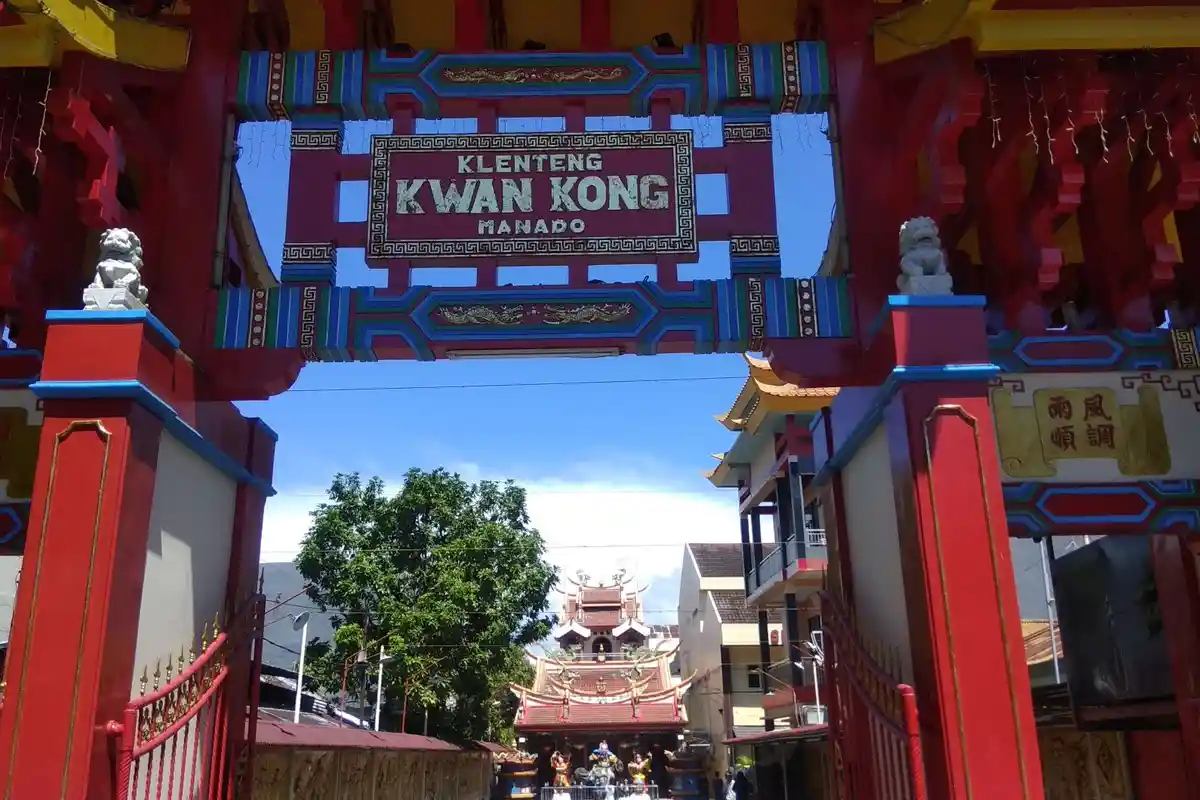 Klenteng Kwan Kong Mulai Bersih-bersih Sambut Imlek