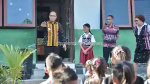 Linus-Lusi-keliling-sekolah.jpg