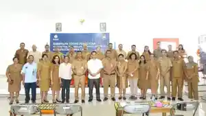 Pose-bersama-Sekertaris-Daerah-Bersama-peserta-Bimtek-di-Aula-Setda-kabupaten-Sumba-Timur.jpg