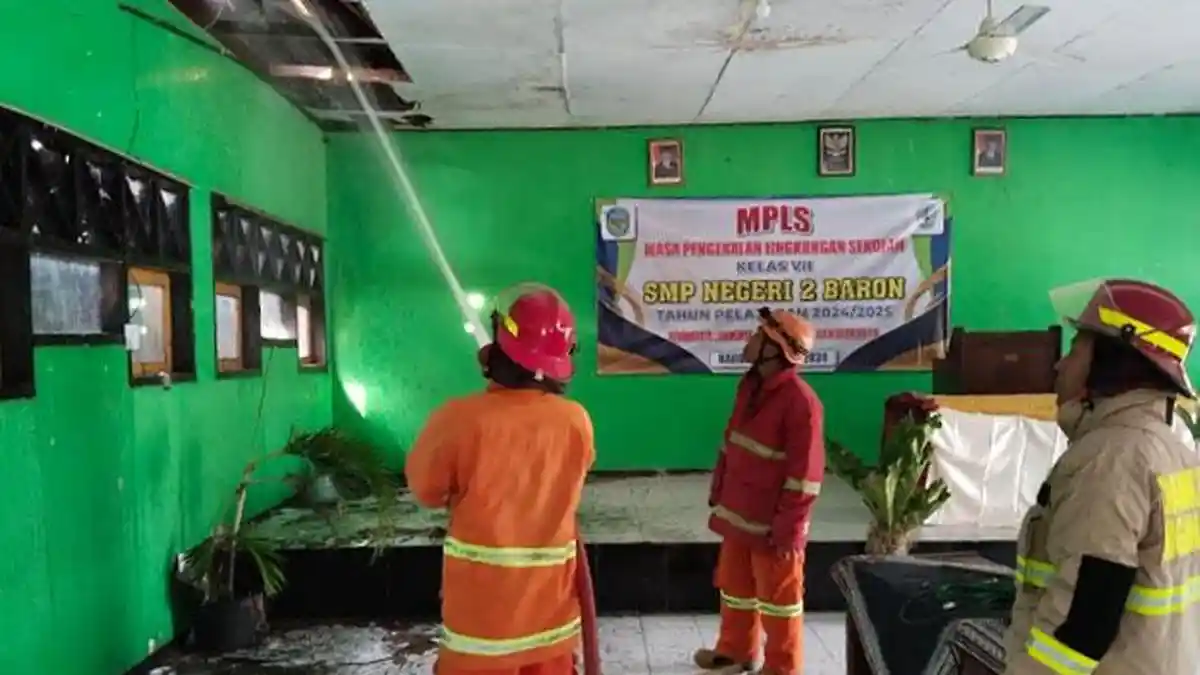 Berawal dari Bakar Sampah, Atap Aula SMPN 2 Baron Nganjuk Terbakar