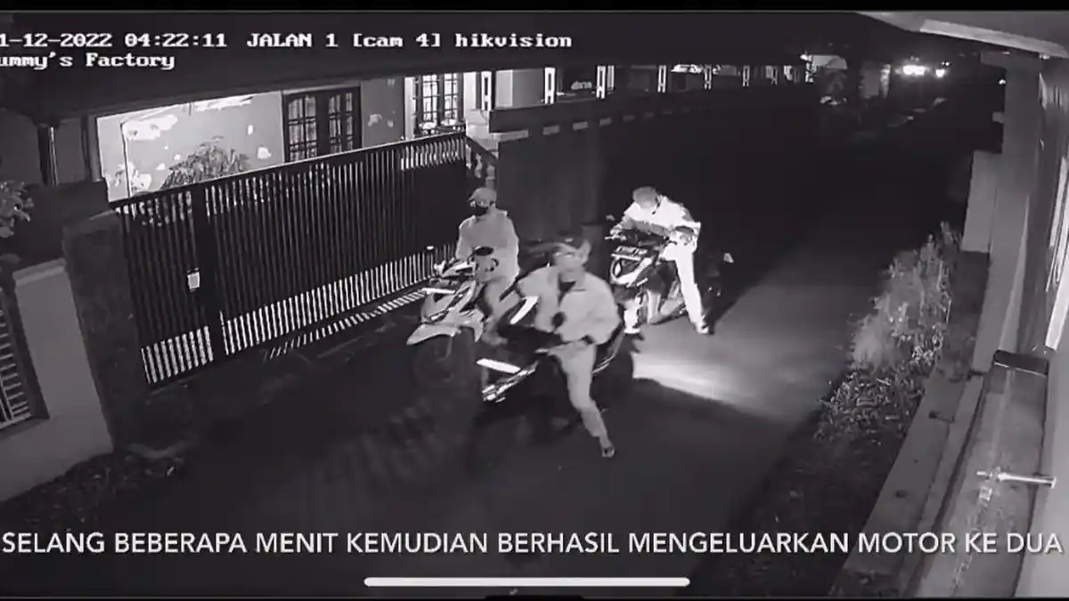 Terekam CCTV, Aksi Kawanan Maling Gondol 2 Sepeda Motor di Majalengka, Beraksi Subuh