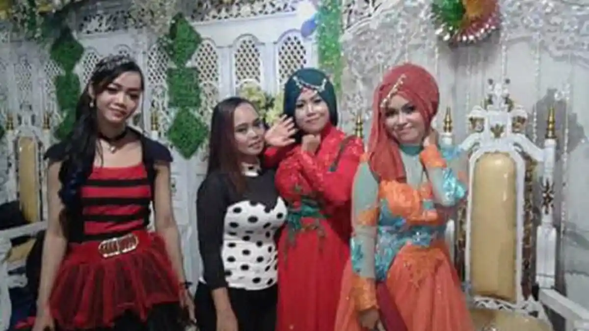 Untuk Bertahan Hidup, Guru Honorer Cantik Ini Nyambi Jadi Biduan Keliling Kampung