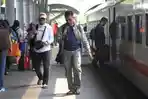 calon-penumpang-kereta-di-wilayah-daop-8.jpg