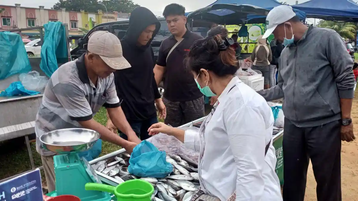 Warga Berburu Bahan Pokok di Pasar Murah Batam Kota, Cek Daftar Harganya