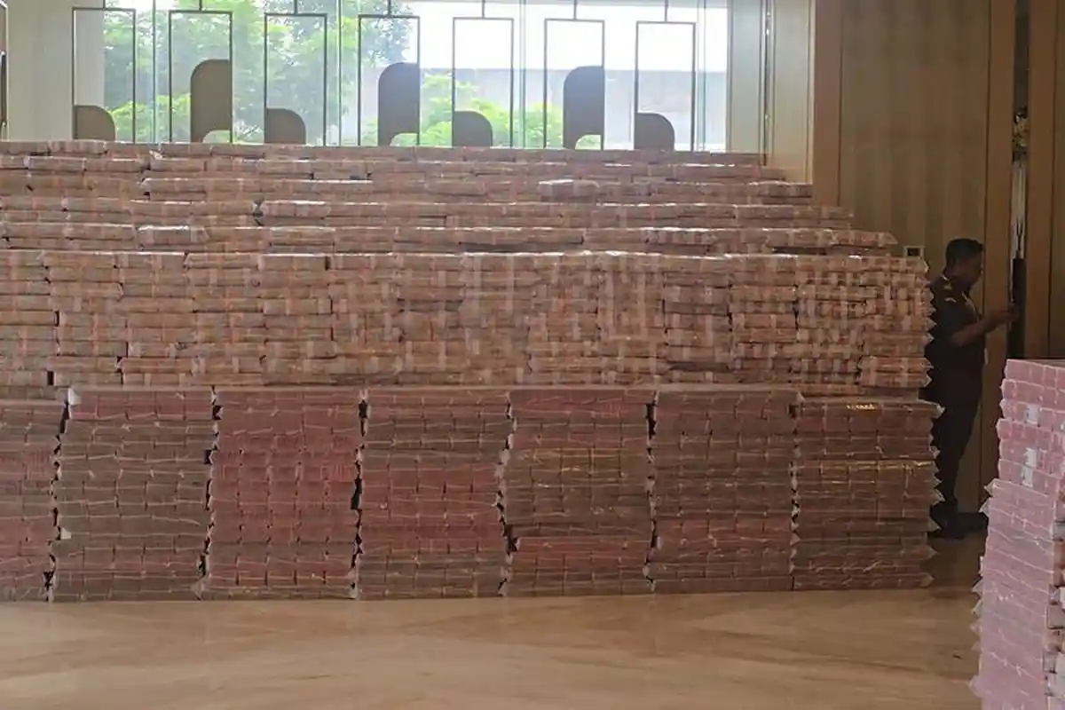 Tumpukan Uang Rp100 Ribu Setinggi 2 Meter, Bukti Korupsi CPO Rp13 Triliun