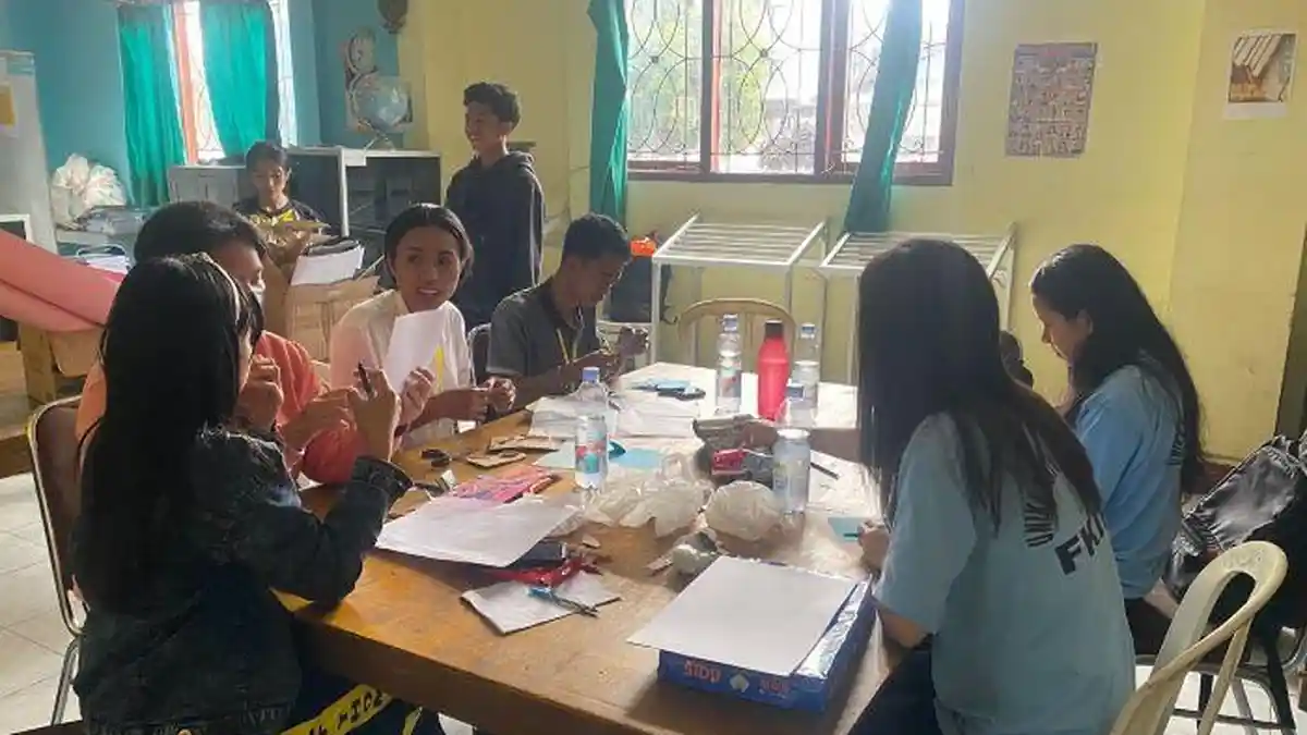 Mahasiswa PBSI Unika Ruteng Ajak Siswa SMAK St. Thomas Aquinas Berkarya Lewat Mading
