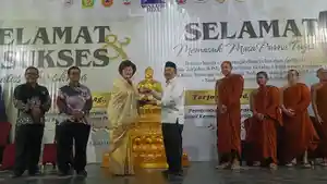 ketua-Walubi-Riau-serah-cenderamata-ke-Kemenag.jpg