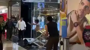 pelaku-saat-diamuk-oleh-massa-di-Mantos-Manado-sebelum-ditangkap-PolisiGFJGHJGHJ.jpg