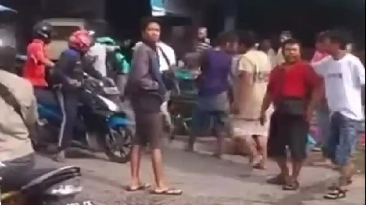 Viral, Seorang Driver Ojol Dikeroyok Preman Pasar, diduga Karena Menolak Serahkan Uang